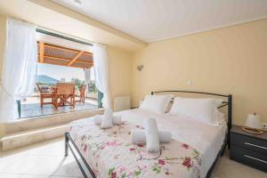 Saronis seaview 2bdr residence 500m from the beach في Saronida: غرفة نوم مع سرير وبلكونة مع طاولة
