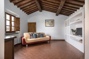 sala de estar con sofá y TV en La Badia en Gambassi Terme
