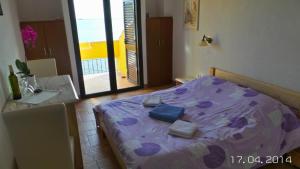 Ένα ή περισσότερα κρεβάτια σε δωμάτιο στο Rooms in Rovinj with sea view, balcony, air conditioning, WiFi 81-1