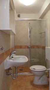 Ένα μπάνιο στο Rooms in Rovinj with sea view, balcony, air conditioning, WiFi 81-1