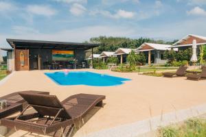 Bazén v ubytování Wan Homestay nebo v jeho okolí