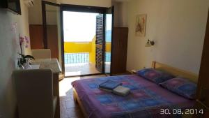 een slaapkamer met een bed met een koffer erop bij Rooms in Rovinj with a sea view, balcony, air conditioning, WiFi 81-2 in Rovinj