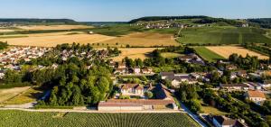 eine Luftansicht eines kleinen Dorfes in den Hügeln in der Unterkunft Maison de 3 chambres avec jardin clos et wifi a Moussy in Moussy