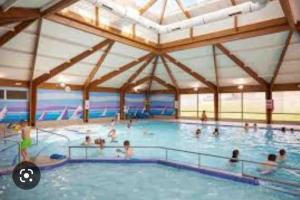 A piscina localizada em 3 bedroom home on a Haven holiday park ou nos arredores