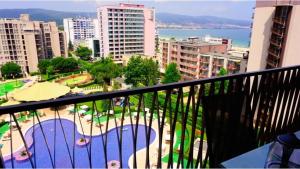 d'un balcon avec vue sur un parc de la ville. dans l'établissement Barcelo Royal Beach Private Apartament, à Sunny Beach