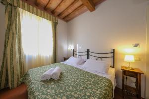 - une chambre avec un lit et 2 serviettes dans l'établissement San Tommaso, à Pise