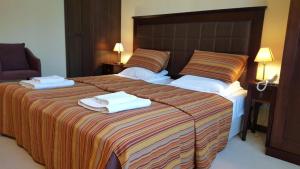 une chambre d'hôtel avec un grand lit et des serviettes. dans l'établissement Barcelo Royal Beach Private Apartament, à Sunny Beach