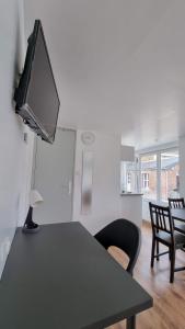 TV a/nebo společenská místnost v ubytování Studio - rez-de-chaussée - wifi - télévision