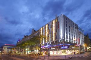a building on a city street at night at IntercityHotel Wien in Vienna