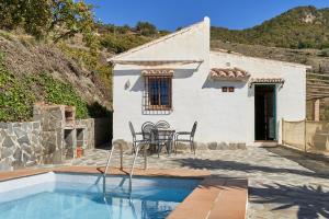 ein Haus mit einer Terrasse und einem Pool in der Unterkunft Casa La Solana in Frigiliana