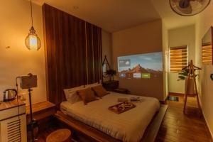 um quarto com uma cama grande num quarto em The Morris Dalat Hotel em Da Lat