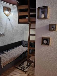 Habitación pequeña con litera y escalera en Kuća za odmor na Tisi - Vila Vetrenjača en Čurug