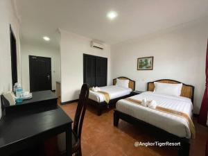 Postel nebo postele na pokoji v ubytování Angkor Tiger Resort