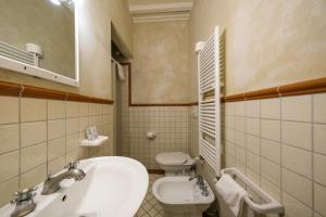 A bathroom at San Tommaso