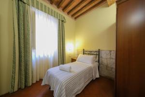 A bed or beds in a room at San Tommaso