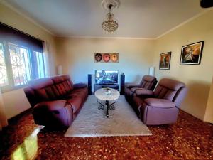 sala de estar con sofás y mesa en Casa Granero, en Frigiliana