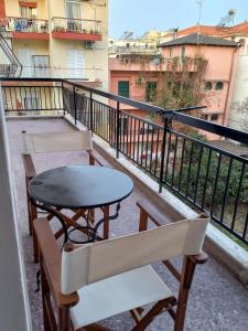 una mesa y sillas en un balcón con vistas en Kiani Apartment, en Preveza