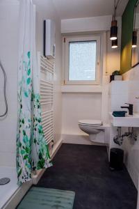 Et badeværelse på Green & Modern - City - Netflix - WiFi - 2 Person