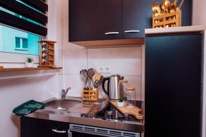 Køkken eller tekøkken på Green & Modern - City - Netflix - WiFi - 2 Person