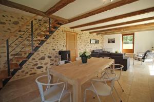 ein Esszimmer mit einem Holztisch und Stühlen in der Unterkunft Chez le bayle in Condat-sur-Vienne
