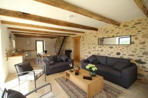 ein Wohnzimmer mit 2 Sofas und einem Tisch in der Unterkunft Chez le bayle in Condat-sur-Vienne