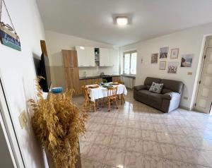 A kitchen or kitchenette at NaturAmare Apartments Palinuro