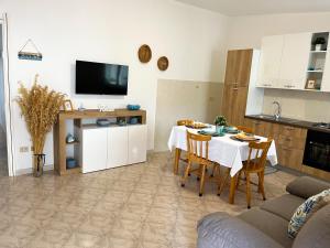 A kitchen or kitchenette at NaturAmare Apartments Palinuro