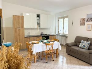 A kitchen or kitchenette at NaturAmare Apartments Palinuro