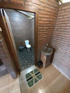 Licin的住宿－Avrila Ijen Guest House，享有带卫生间和水槽的浴室的顶部景致。