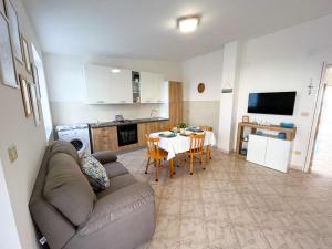 A kitchen or kitchenette at NaturAmare Apartments Palinuro