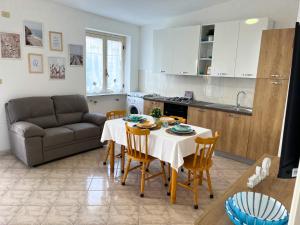 A kitchen or kitchenette at NaturAmare Apartments Palinuro