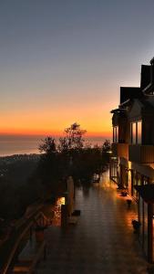 - un balcon offrant une vue sur le coucher du soleil dans l'établissement KAZDAĞLARI ZEYTUNİHAN BUTİK OTEL, à Edremit