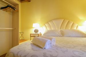 A bed or beds in a room at San Tommaso