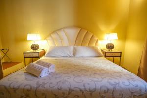 A bed or beds in a room at San Tommaso