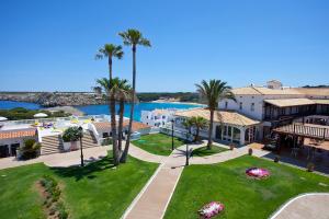 eine Luftansicht eines Hauses mit Palmen in der Unterkunft Seth Isla Paraiso in Arenal d'en Castell