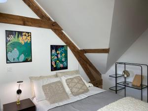 een slaapkamer met een bed op zolder bij Appartements Charles de Gaulle in Joigny