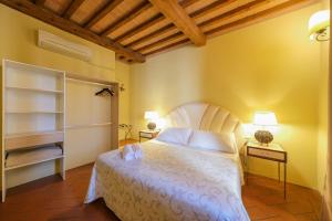 A bed or beds in a room at San Tommaso