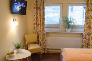 a room with a bed and a table and a window at Gästehaus Aladin in Cochem