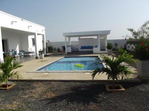 a swimming pool with a frisbee in a yard at Keur M et M in Saly Portudal