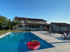 Una piscina con un bol de fresas encima. en Villa Poggio, flat with swimming pool, en Costigliole dʼAsti 10 fotos más