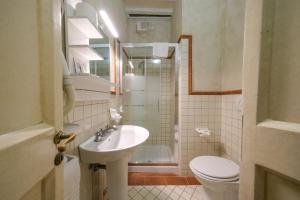 A bathroom at San Tommaso