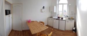 Η κουζίνα ή μικρή κουζίνα στο Le petit Château Avesnois - studio pour 1 personne - Cuisine Partagée +6 φωτογραφίες