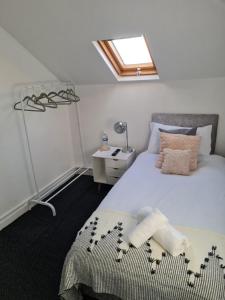 A bed or beds in a room at SHM Stays Great for long term stays & Short Stays, 15 min drive to City Centre & Airport 2 min walk to Shops and Train Station