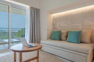 Uma área de estar em Pestana Blue Alvor Beach - All Inclusive Hotel