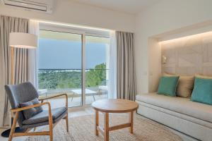 Uma área de estar em Pestana Blue Alvor Beach - All Inclusive Hotel