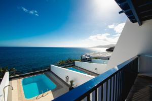 Basen w obiekcie FRONTLINE VILLA 25, Modern Coastal Design with Amazing Views lub w pobliżu