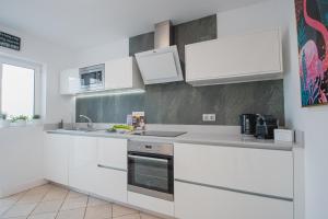 Kuchnia lub aneks kuchenny w obiekcie FRONTLINE VILLA 25, Modern Coastal Design with Amazing Views