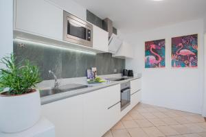 Kuchnia lub aneks kuchenny w obiekcie FRONTLINE VILLA 25, Modern Coastal Design with Amazing Views