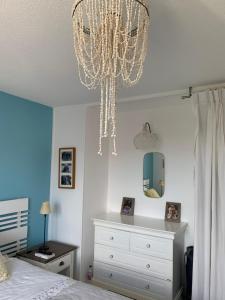 Postel nebo postele na pokoji v ubytování Appartement supérieur sur l 'étang climatisation parking