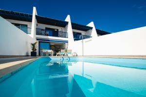 Basen w obiekcie FRONTLINE VILLA 25, Modern Coastal Design with Amazing Views lub w pobliżu